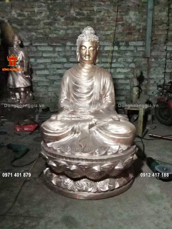 Tượng Phật khi vừa tháo khuôn đúc tượng ở dạng thô